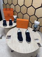 Bouncing Sneakers in dark blue and white