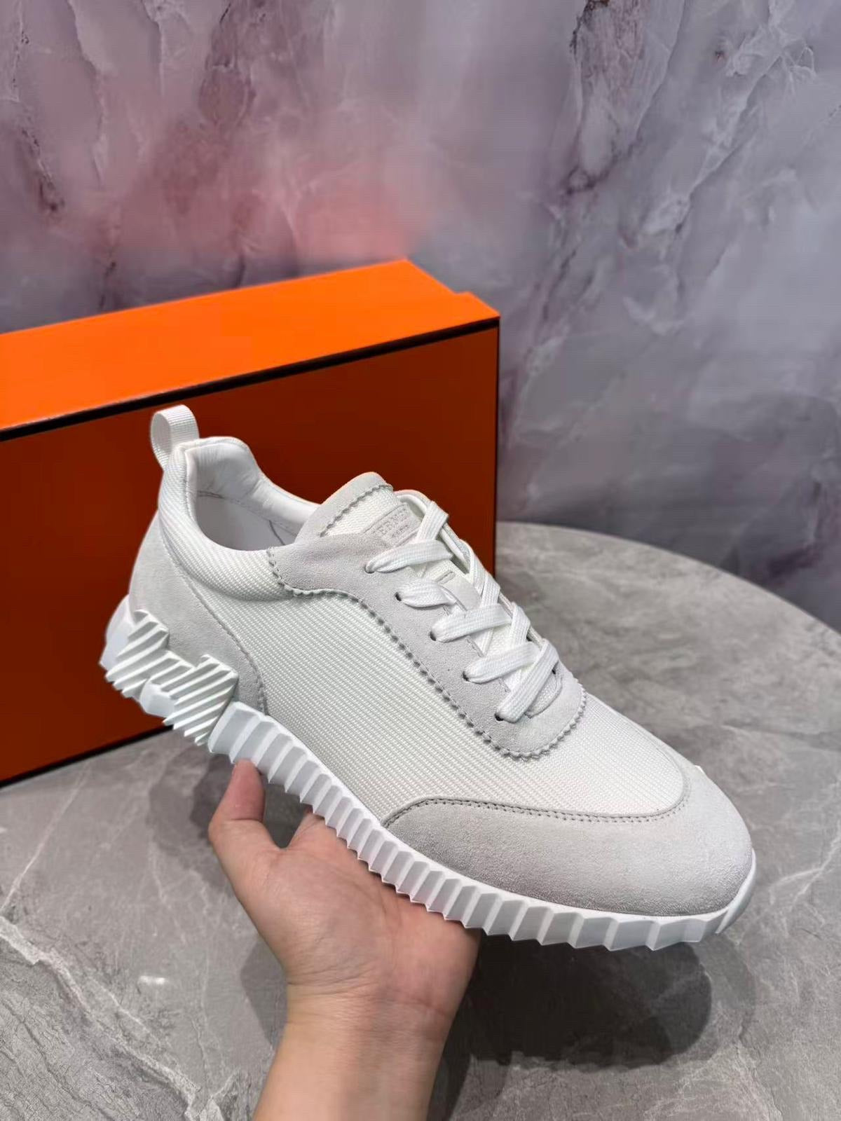 Bouncing Sneakers in white