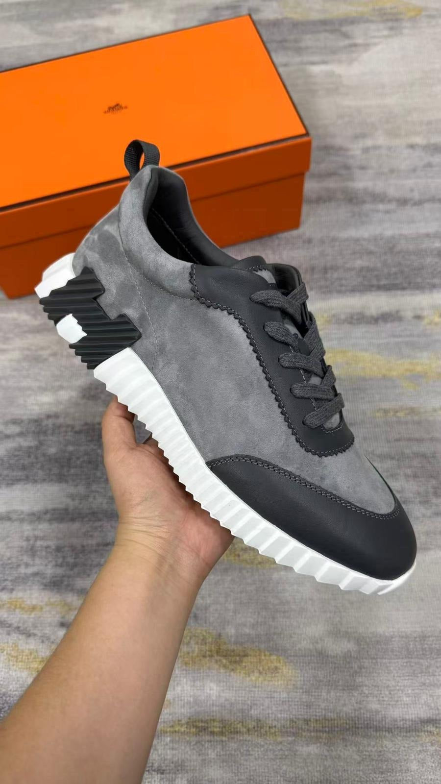 Bouncing Sneakers in grey and black