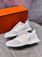 Bouncing Sneakers in white