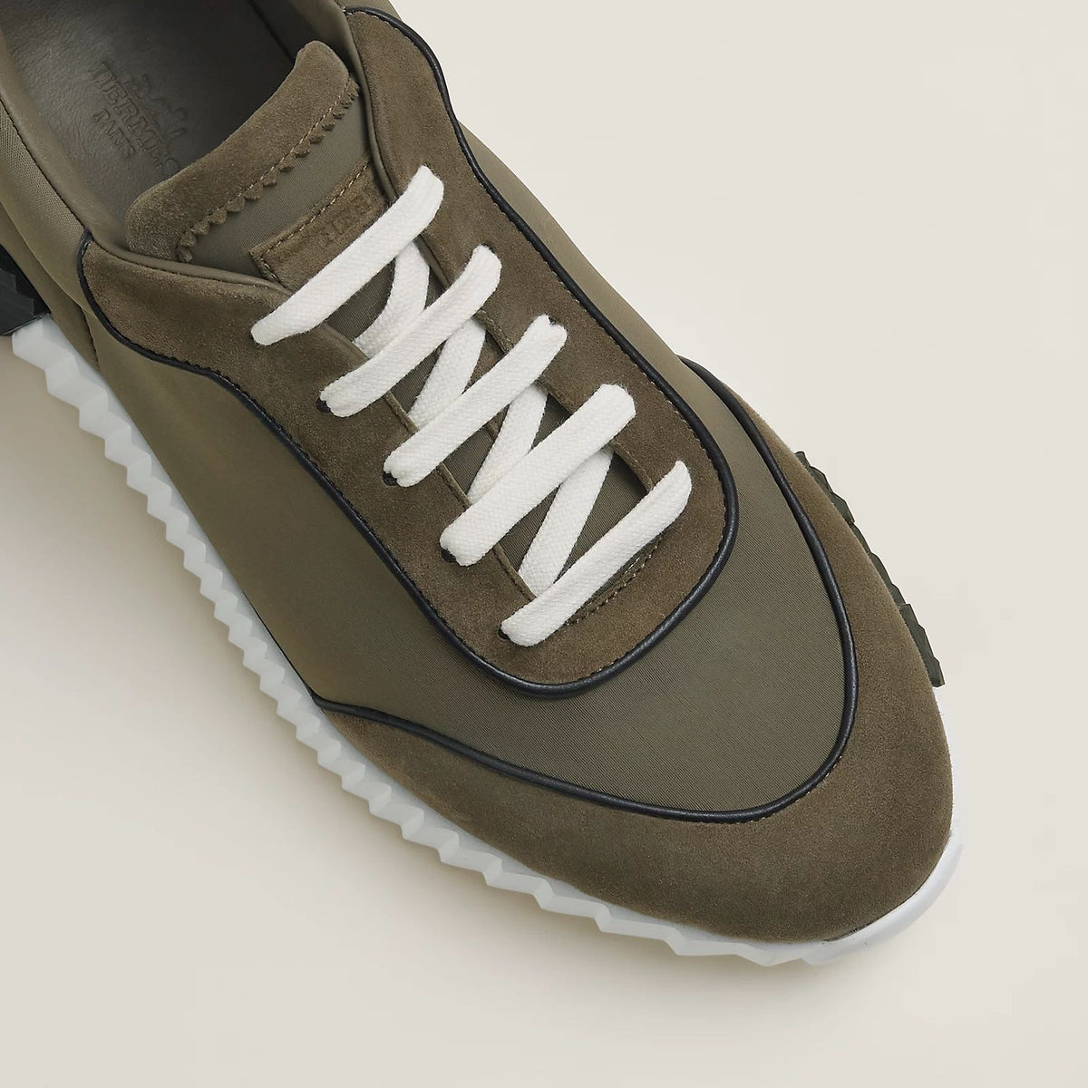 Bouncing Sneakers in olive green and white