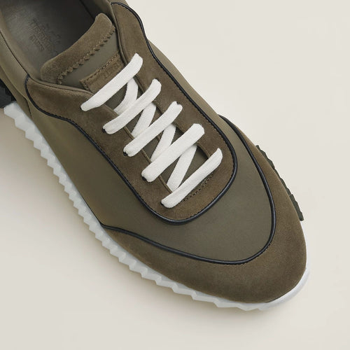 Bouncing Sneakers in olive green and white