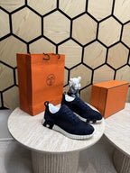 Bouncing Sneakers in dark blue and white
