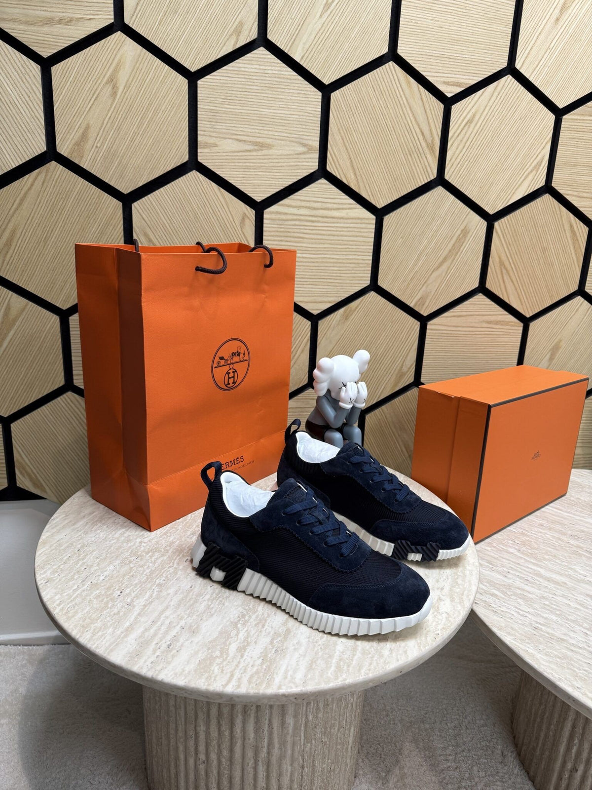 Bouncing Sneakers in dark blue and white