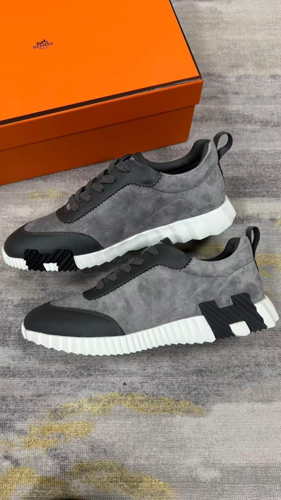 Bouncing Sneakers in grey and black