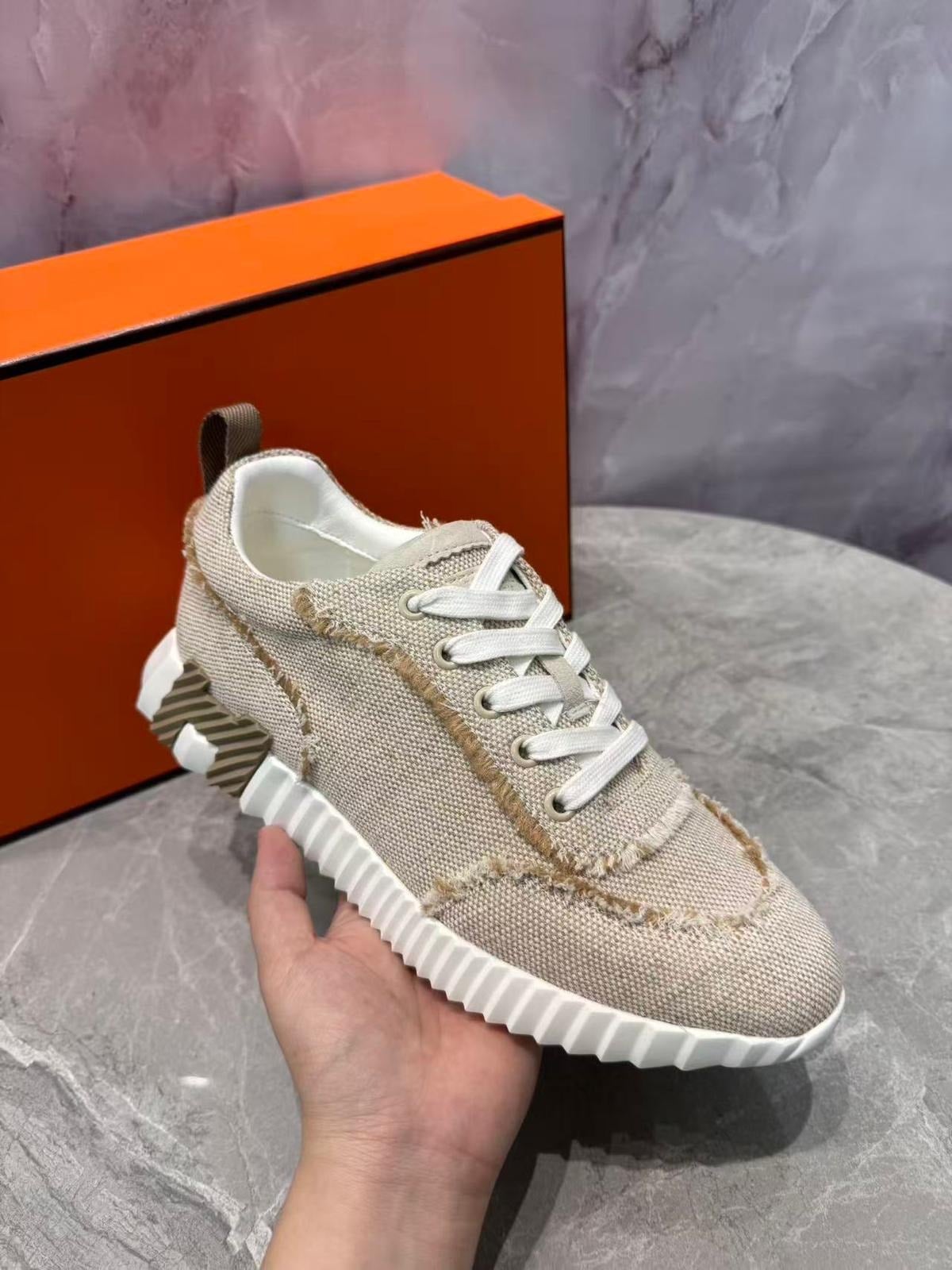 Bouncing Sneakers in beige and white