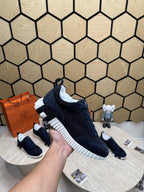 Bouncing Sneakers in dark blue and white