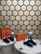 Bouncing Sneakers in dark blue and white