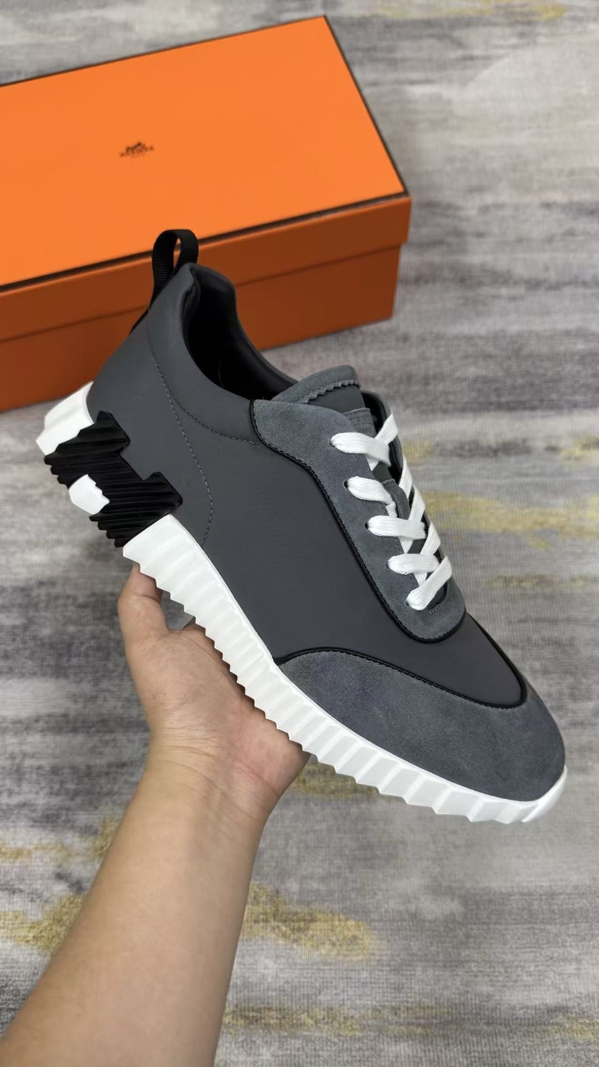 Bouncing Sneakers in dark grey, black and white