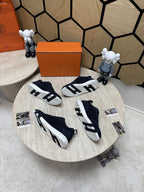 Bouncing Sneakers in dark blue and white