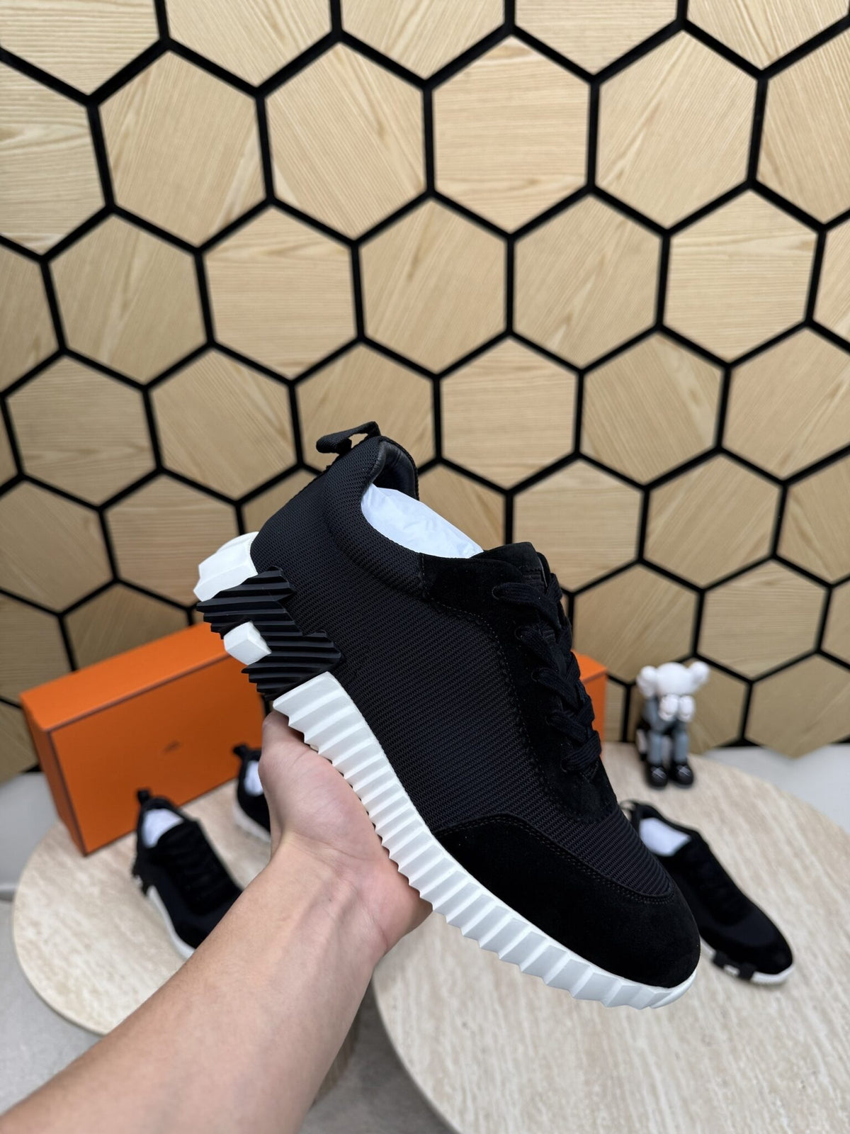 Bouncing Sneakers in black and white