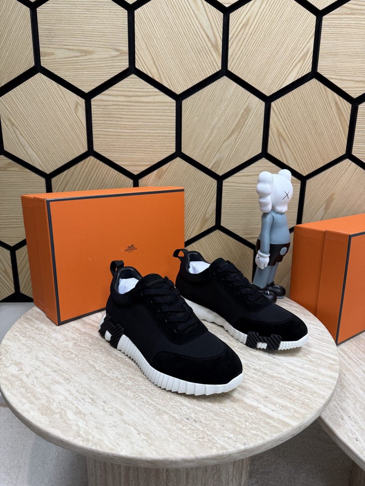 Bouncing Sneakers in black and white