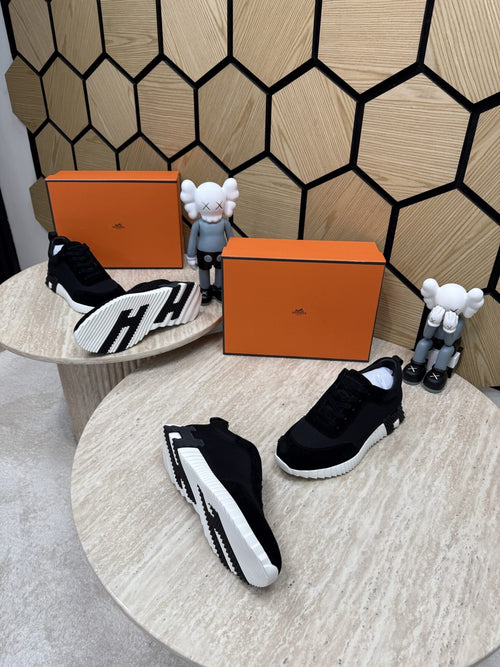 Bouncing Sneakers in black and white