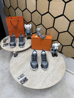 Bouncing Sneakers in grey blue, black and white