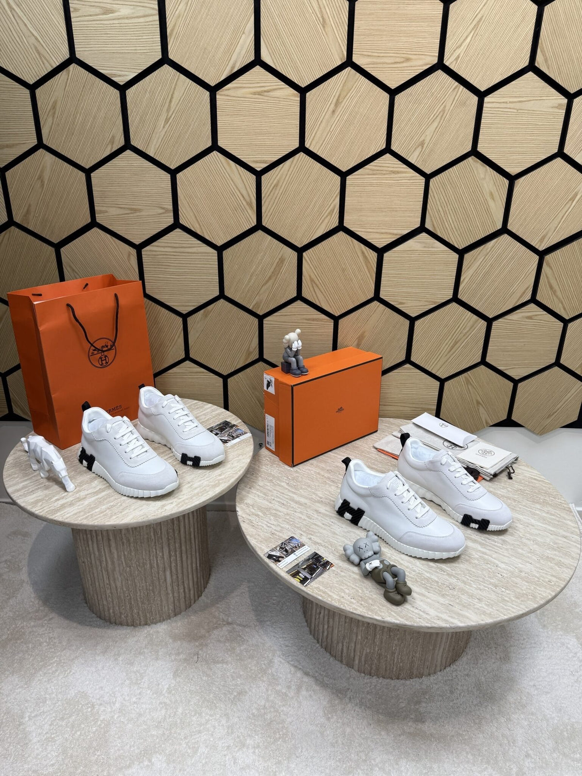 Bouncing Sneakers in white and black