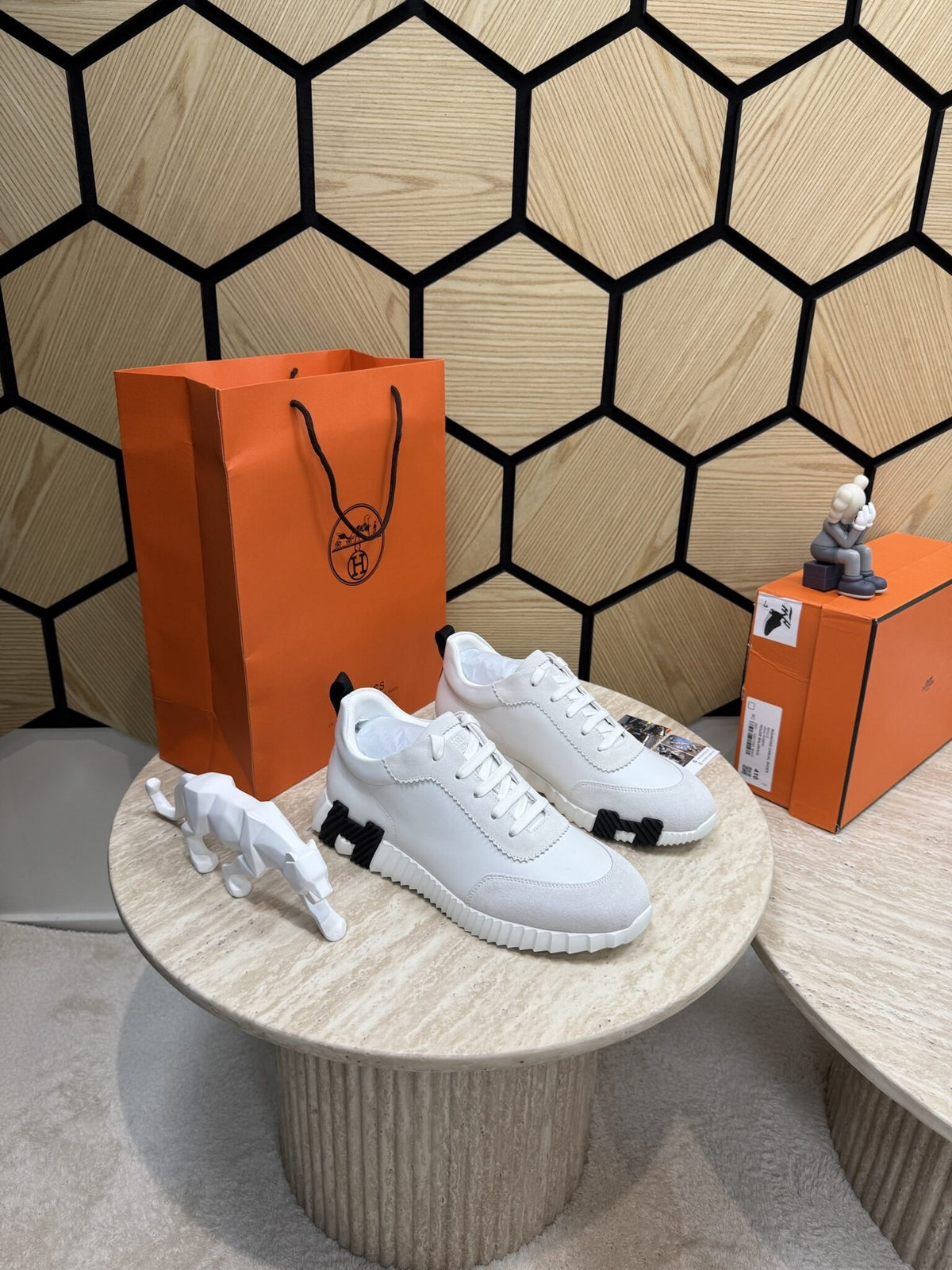 Bouncing Sneakers in white and black