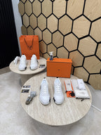 Bouncing Sneakers in white and black