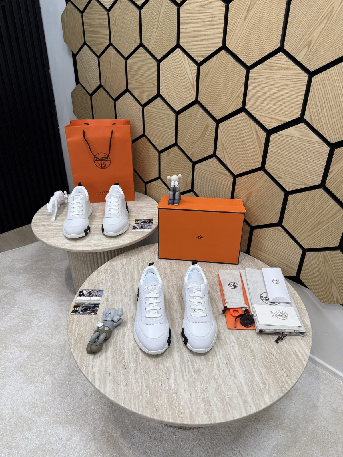 Bouncing Sneakers in white and black