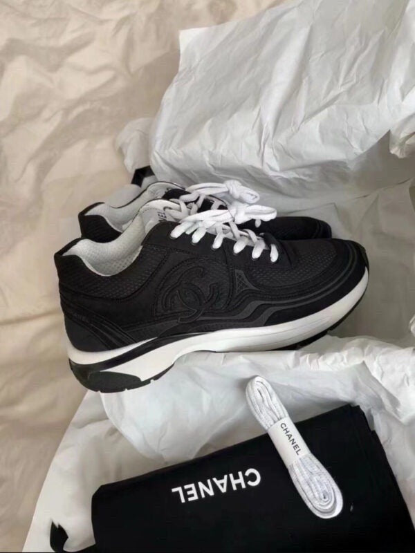 Runner Sneakers in black and white