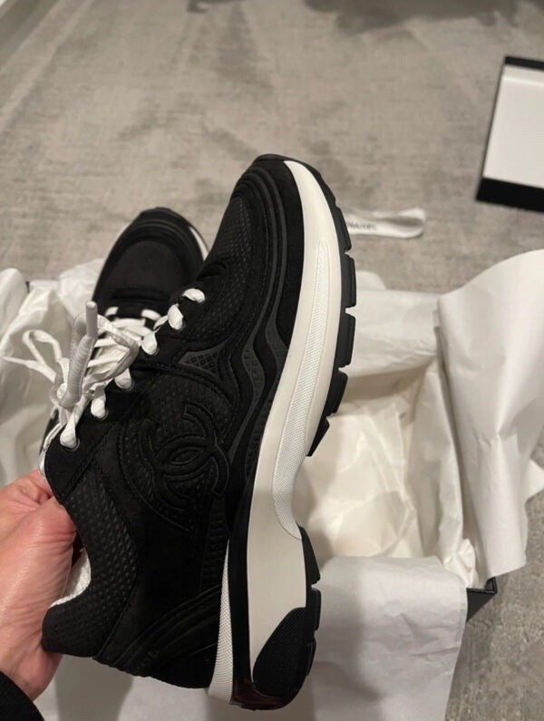 Runner Sneakers in black and white