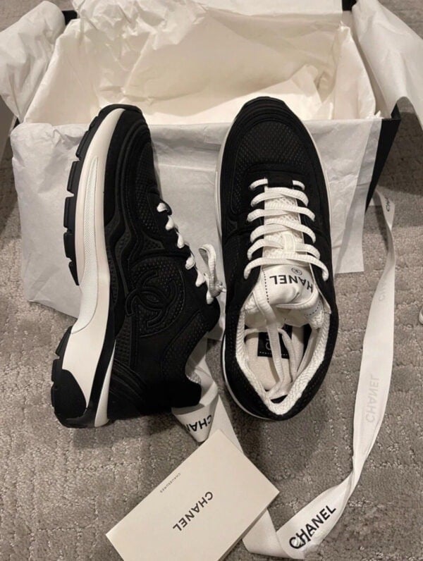Runner Sneakers in black and white