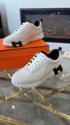 Bouncing Sneakers in white and black