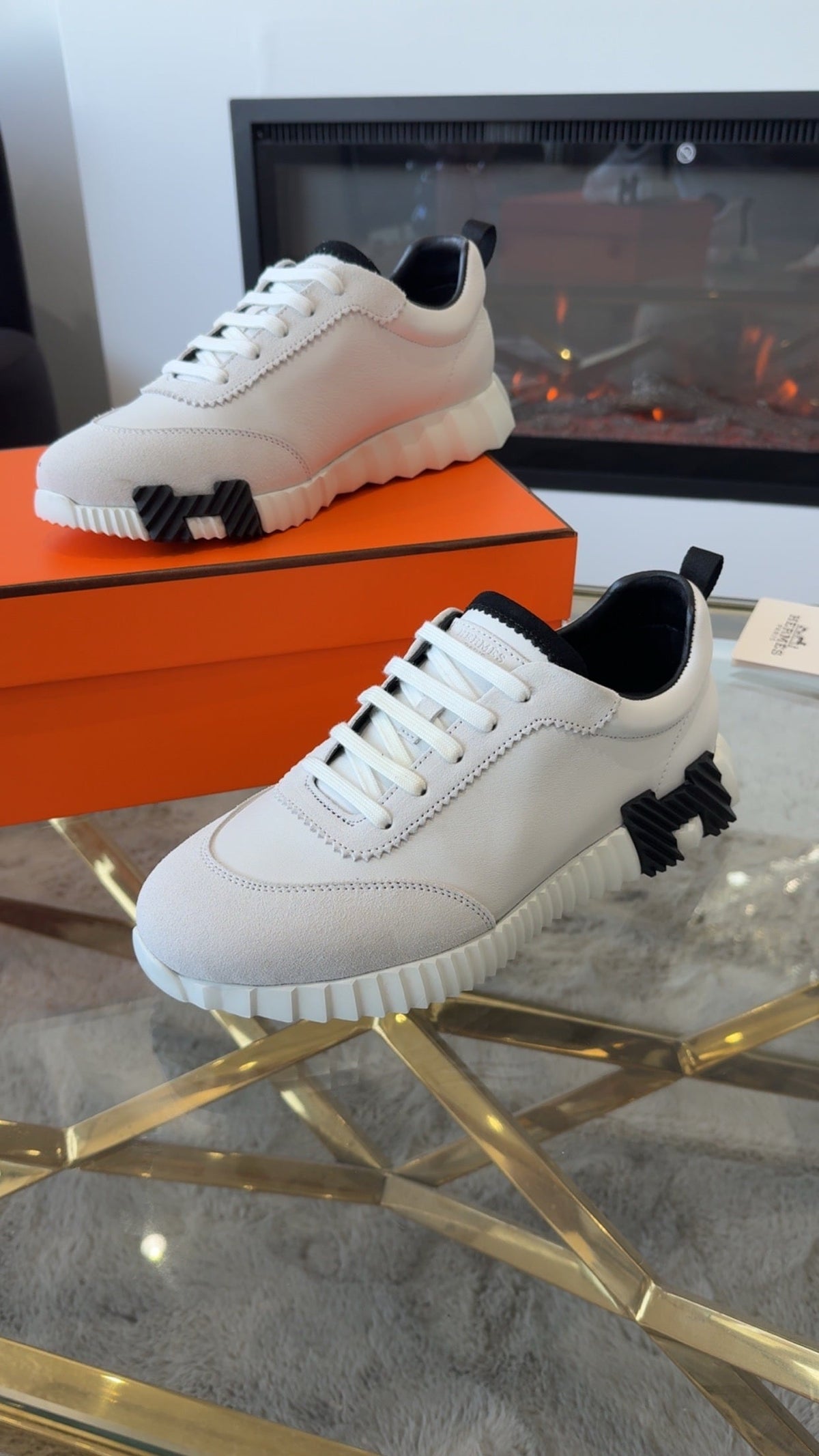 Bouncing Sneakers in white and black