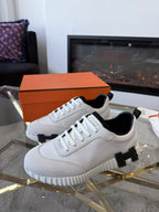Bouncing Sneakers in white and black