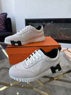 Bouncing Sneakers in white and black
