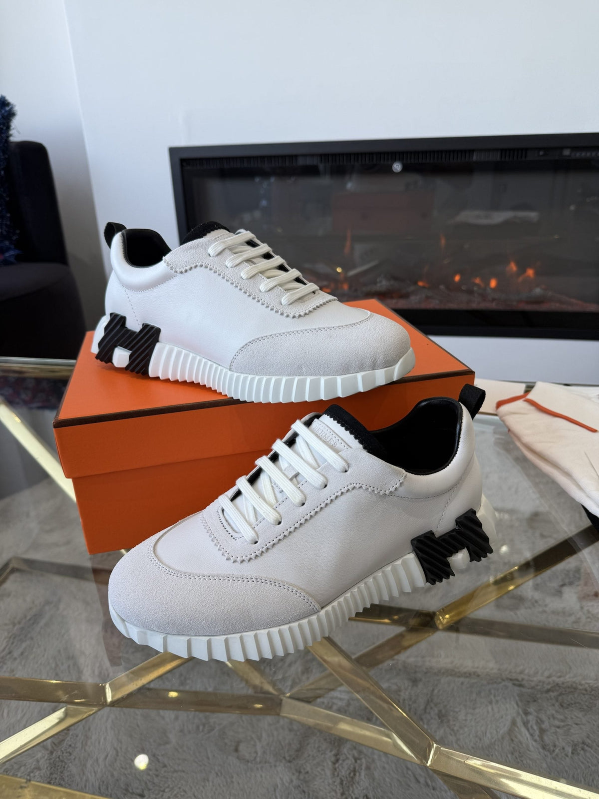 Bouncing Sneakers in white and black