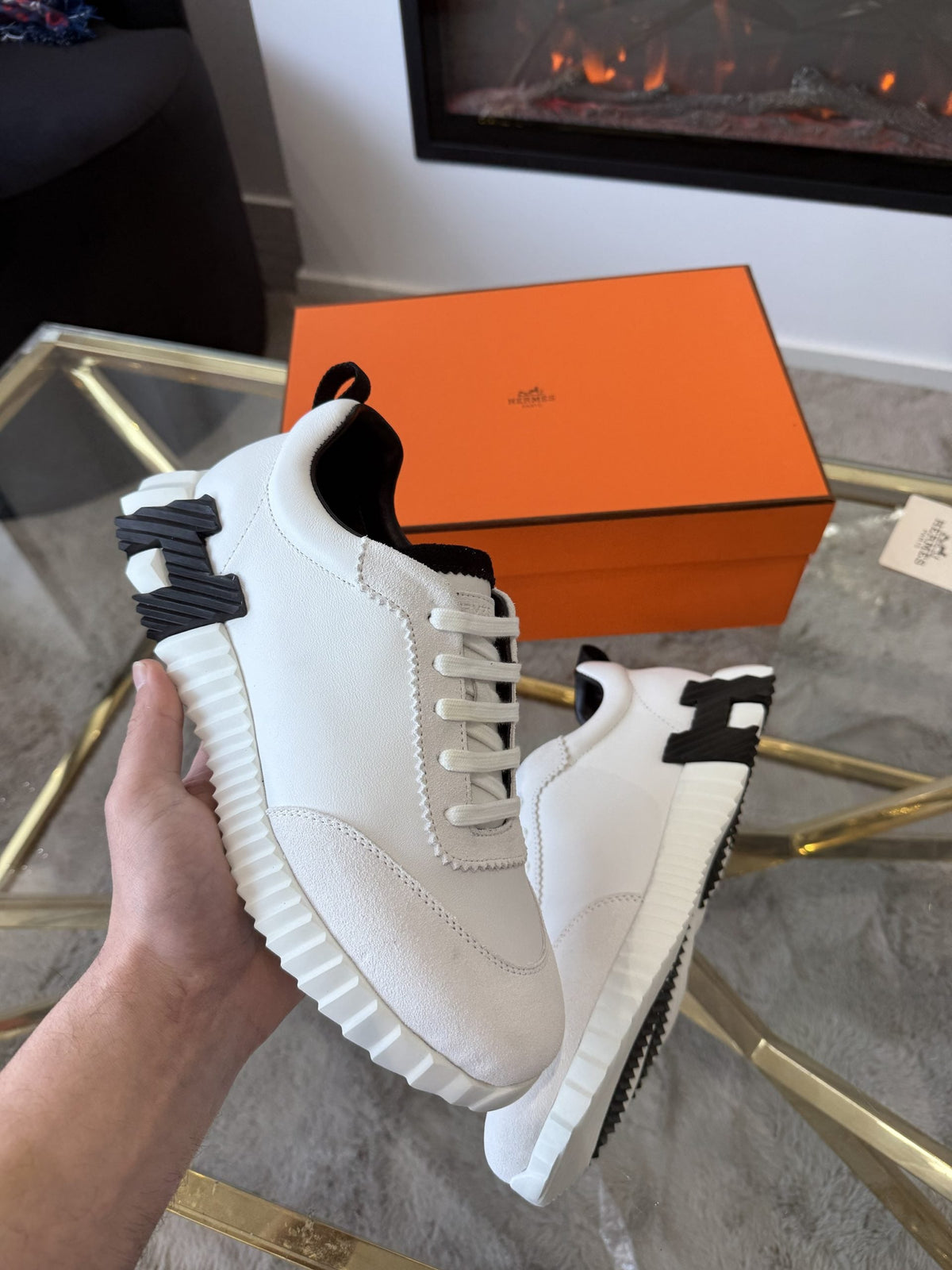 Bouncing Sneakers in white and black