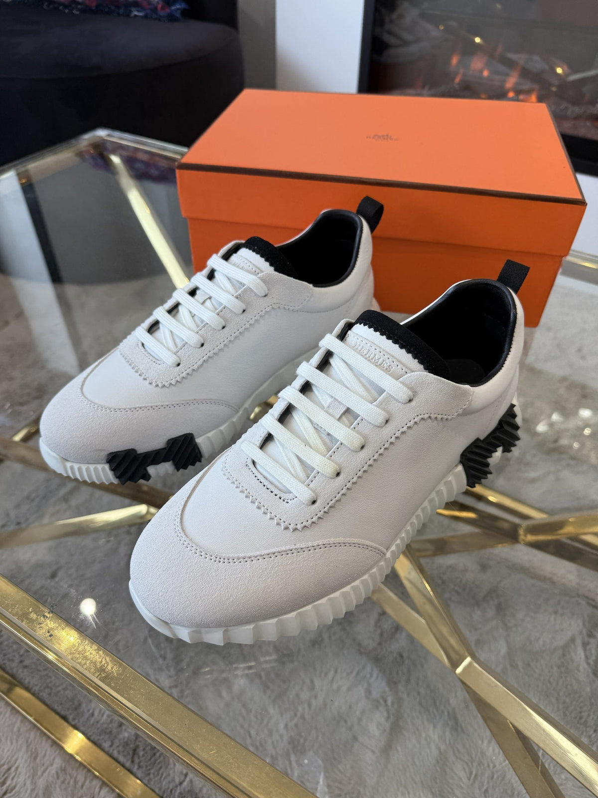 Bouncing Sneakers in white and black