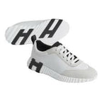 Bouncing Sneakers in white and black