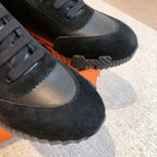 Bouncing Sneakers in black