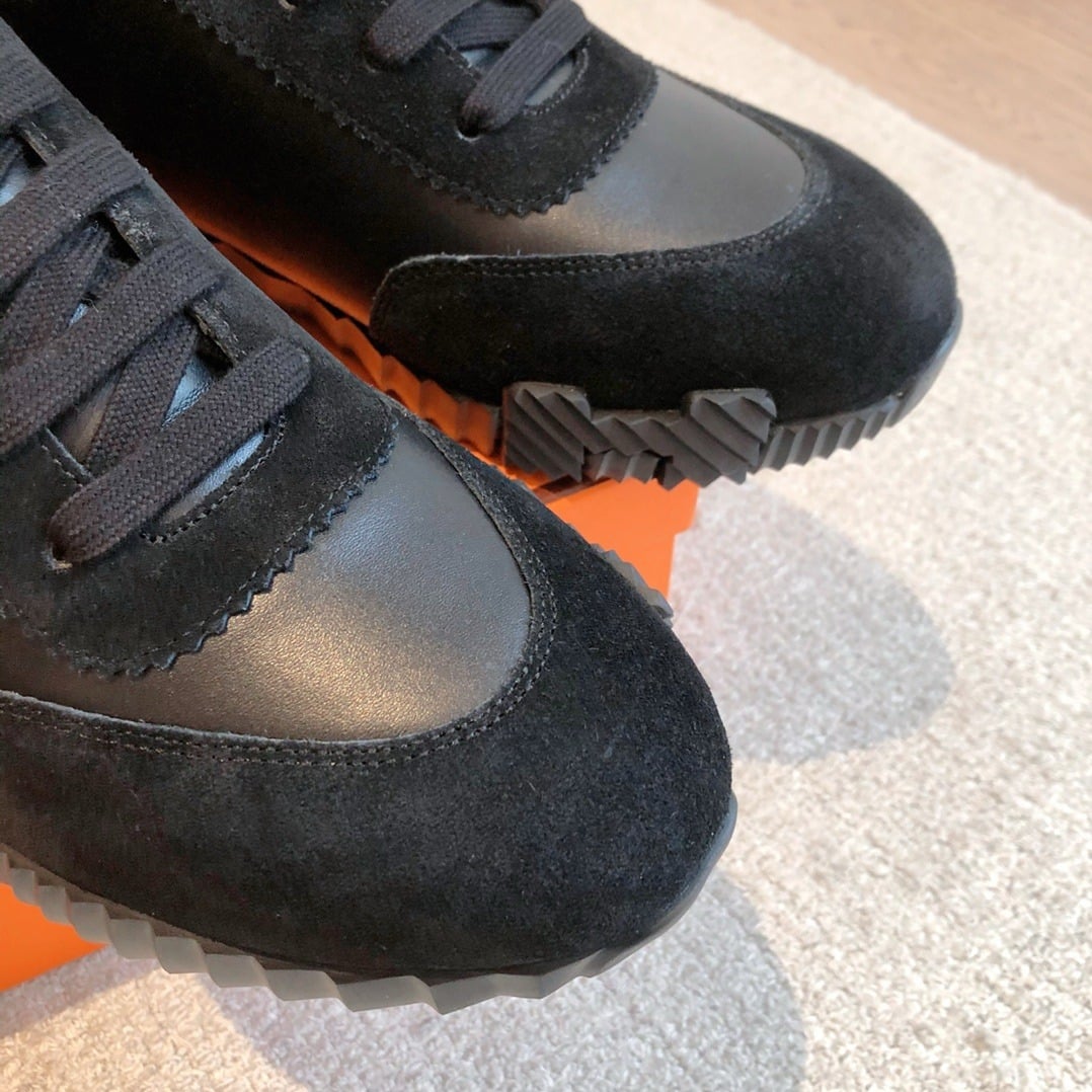 Bouncing Sneakers in black