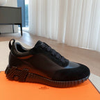 Bouncing Sneakers in black