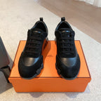 Bouncing Sneakers in black