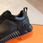 Bouncing Sneakers in black