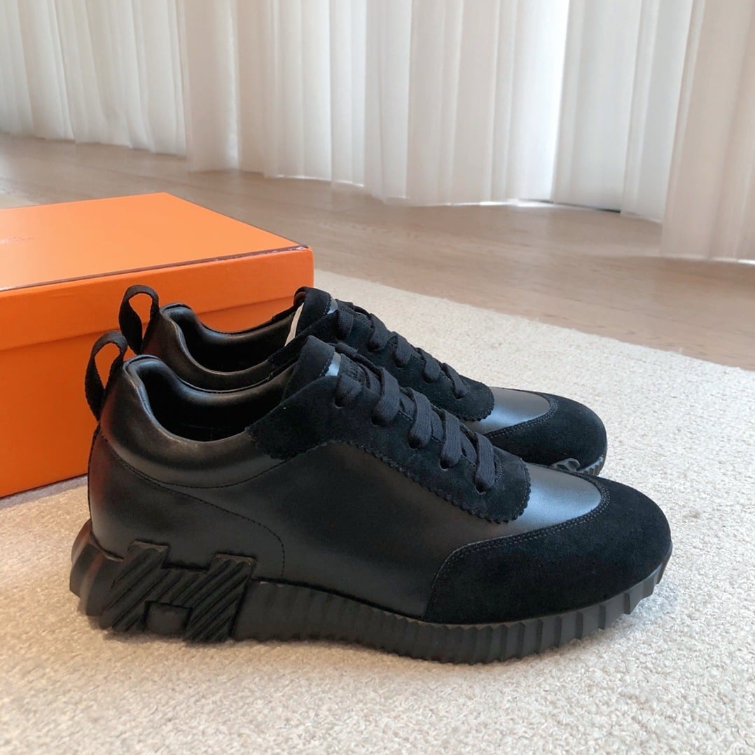 Bouncing Sneakers in black