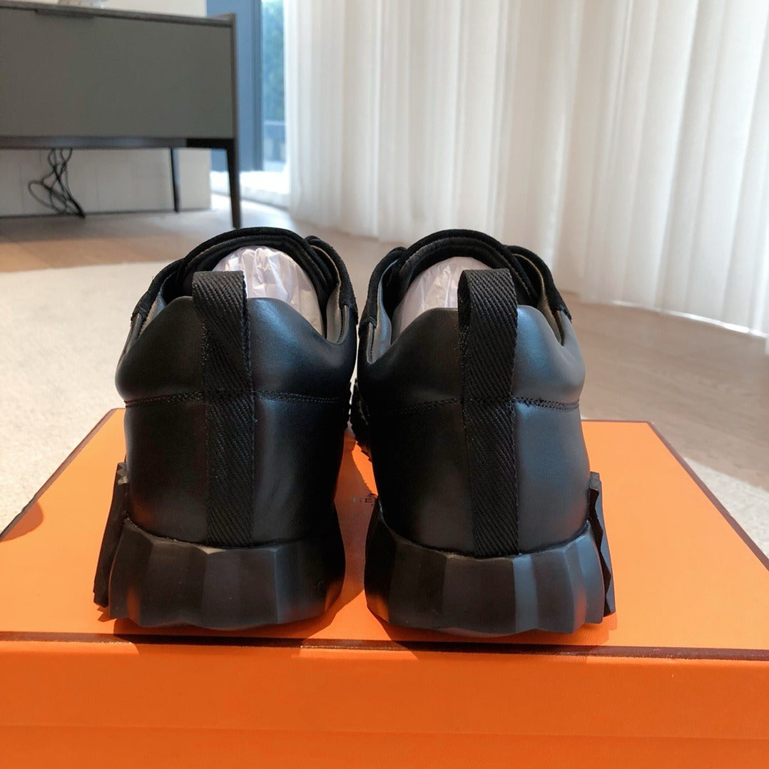 Bouncing Sneakers in black