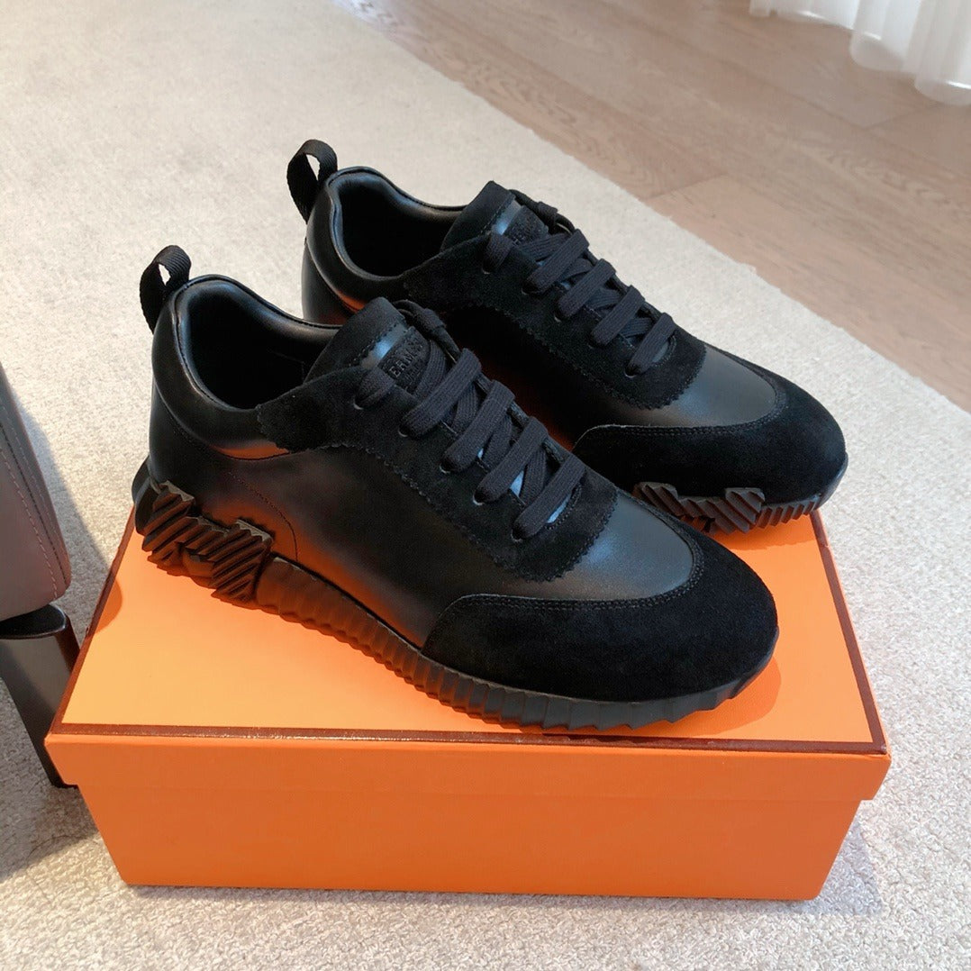Bouncing Sneakers in black