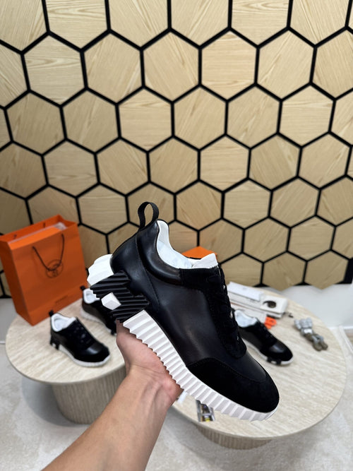 Bouncing Sneakers in black and white
