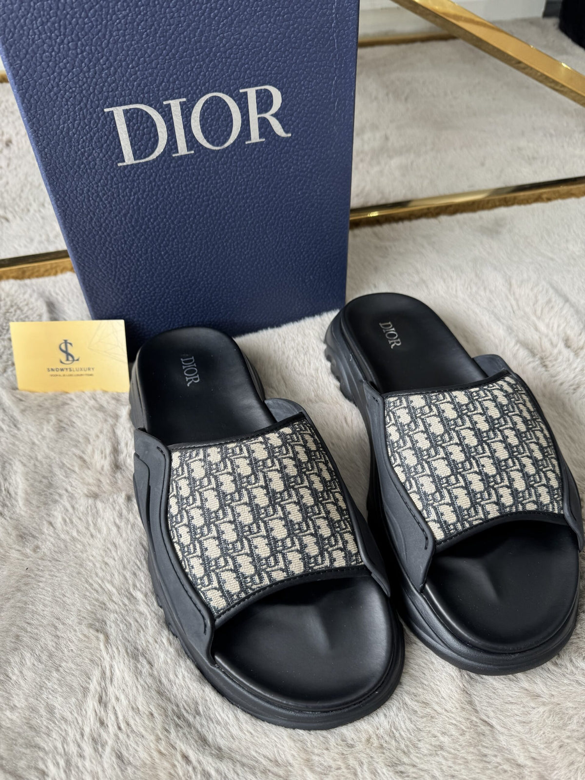 Alpha Oblique Slides in black and grey