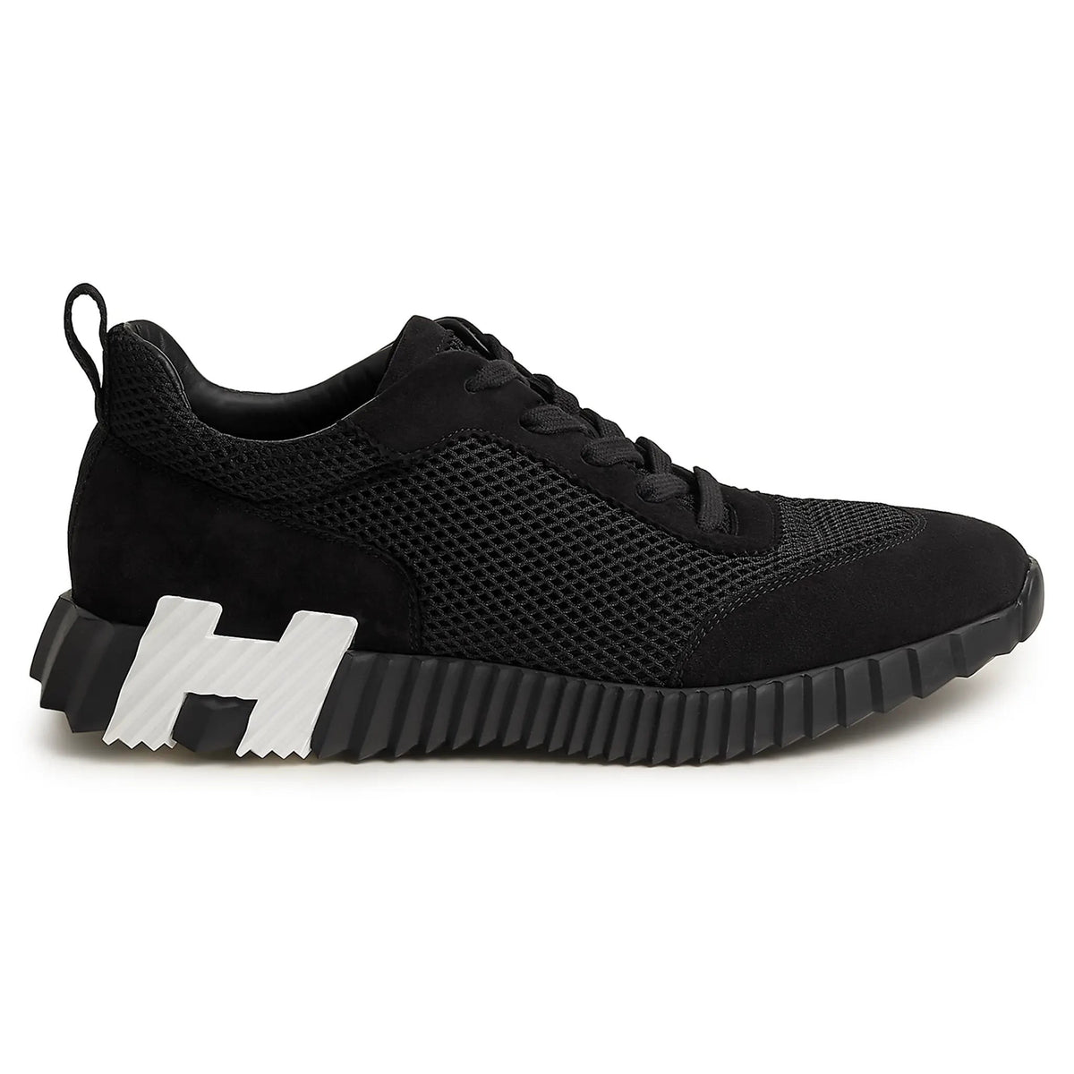 Bouncing Sneakers in black and white