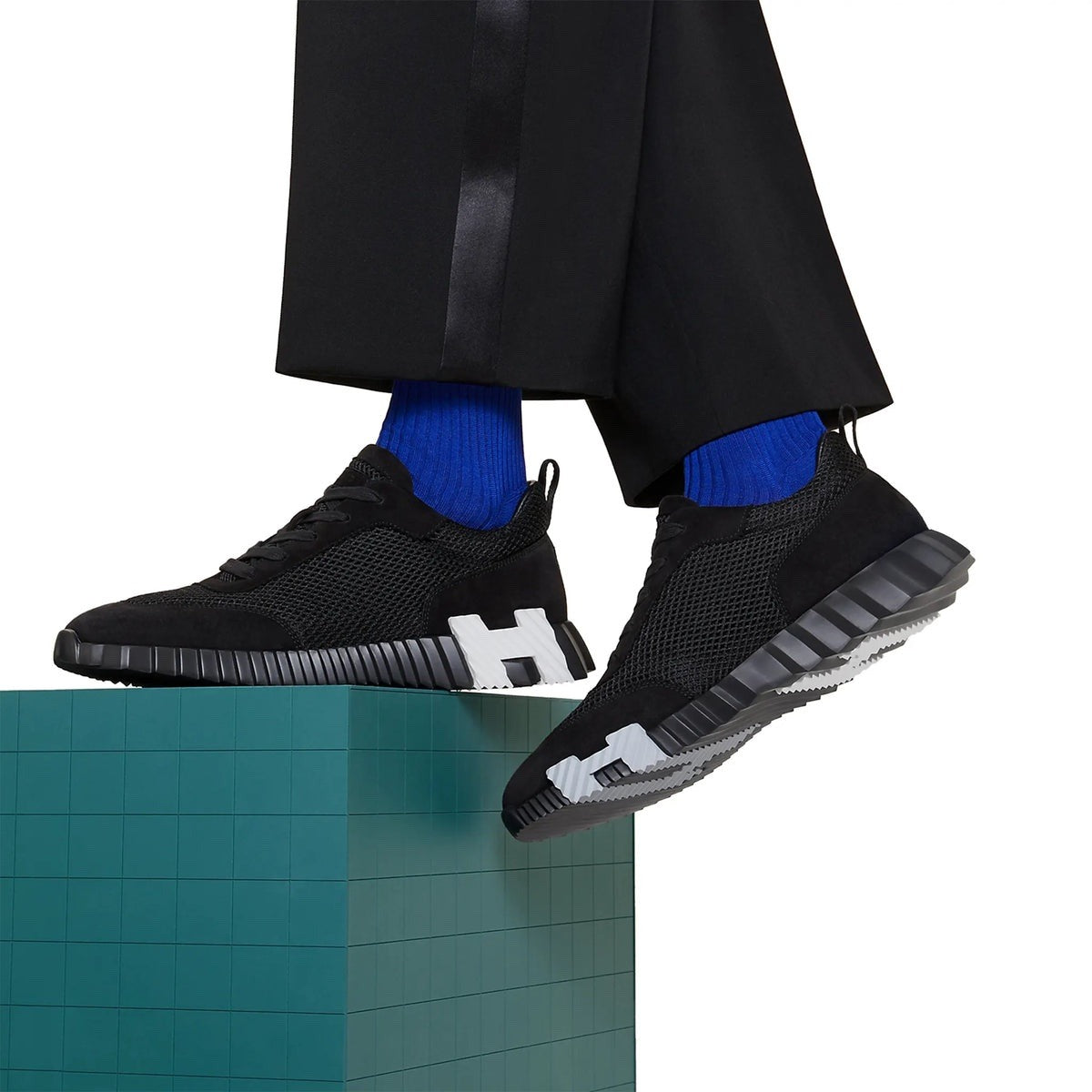 Bouncing Sneakers in black and white