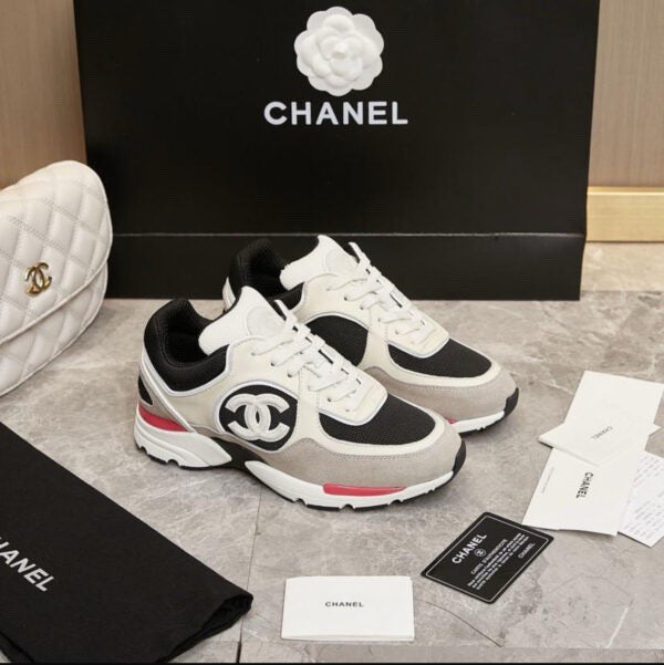 Runner Sneakers in white, black and pink