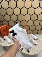 Bouncing Sneakers in white and black