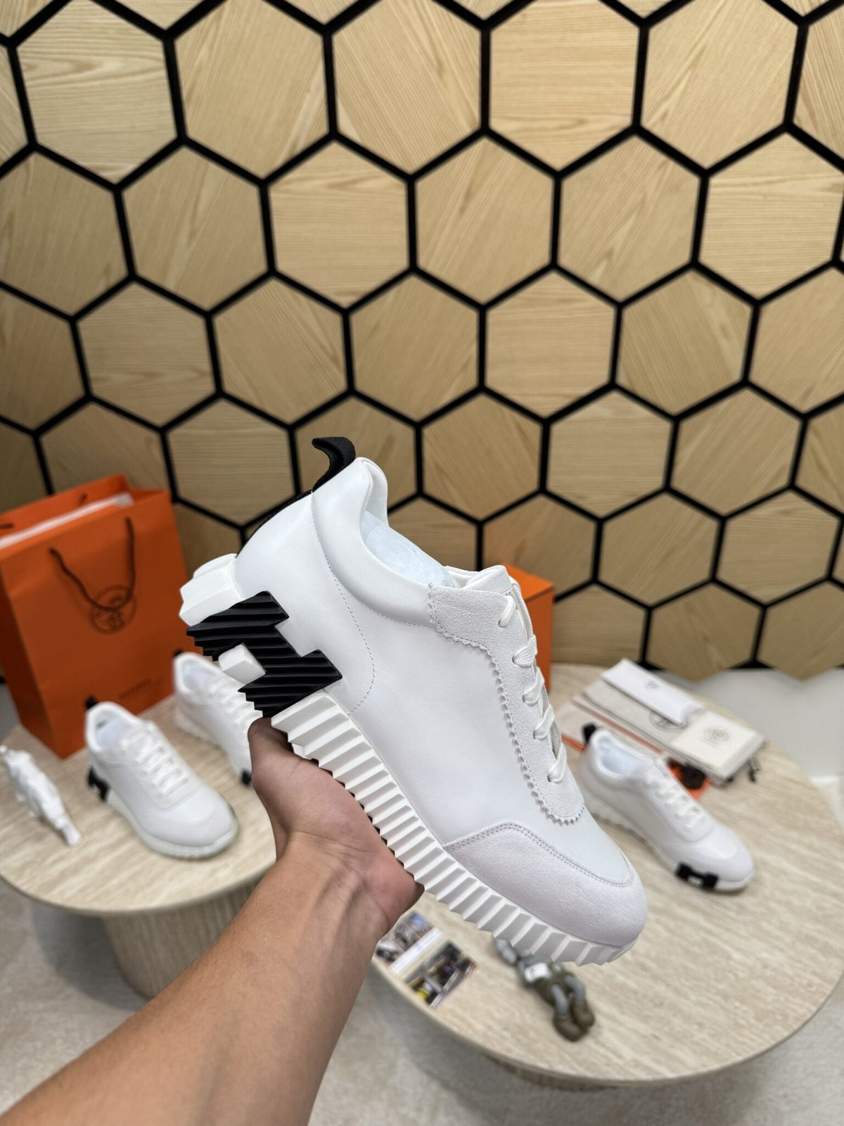 Bouncing Sneakers in white and black