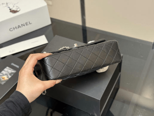 Classic Flap Medium Bag in black