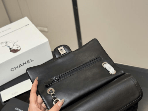 Classic Flap Medium Bag in black